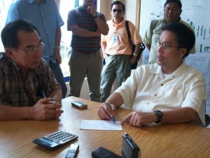 DOING QUICK MATH. Senator Mar Roxas compares the net income of rice farmers and oil palm growers to discover the latter earns 7 to 8 times more than the average food producer. He then tells PALM Inc’s CK Chang he hope to push the executive to prop the country’s oil palm industry with credit facilities for growers needing to get a jumpstart. (PIA) 