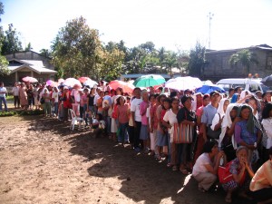 sept-4-foto-catigbian1__4ec70c46 THEY CAME IN DROVES. Indigent patients from Catigbian only had umbrellas to protect them from the blazing sun, but this did not sear their enthusiasm to take the queue to avail of free medical and dental services as local officials brought in Kapwa ko Mahal Ko and PCSO. (PIA)