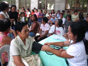 sept-4-foto-catigbian2__m6bd1b856 MEDICAL CHECK. Hundreds of indigents lined up for free services during the recent medical, dental and optical mission by Cebu\'s Kapwa Ko Mahal Ko Foundation in Catigbian. (PIA)