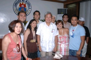 Maribeth Veloso-Garcia, a young Boholana Nurse in New York, shown left to then Manila Mayor and now DENR Secretary Lito Atienza,  with the Youth Balikbayans during the TBTK 2006 Global Homecoming. When the TBTK delegation paid a  courtesy call to the Office of the Manila Mayor.