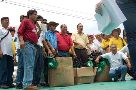 GRATITUDE for the invaluable services of the BALAS were shown Wednesday when Provincial Officials and the Boholanos abroad gave kits to livestock volunteers during the annual congress at the CPG Sports Complex. (PIA)