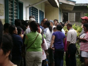 Impatient voters waiting for their "batch" at a precinct in Dampas, Tagbilaran City.