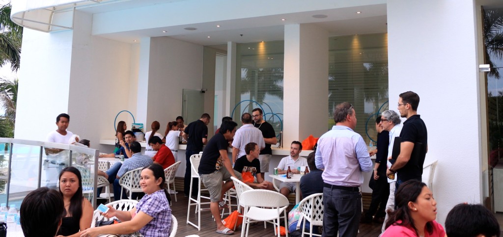 This is how the geeks do it at GOAB.  Lots of small group ad hoc meetings forming new friendships and collaboration.