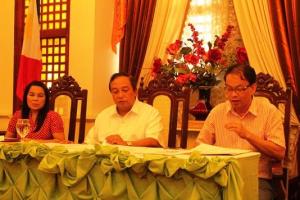 CONCERNED FOR ANIMALS. Gov Edgar Chatto (center), Dr Stella Marie lapis and Board member Cesar Tomas Lopez tackle on the issue of stray dogs posing danger to the general public through bites and to motorists who could meet accidents caused by stray dogs left to fend on their own because these were simply neglected by irresponsible pet owners. (RAC/PIABohol)