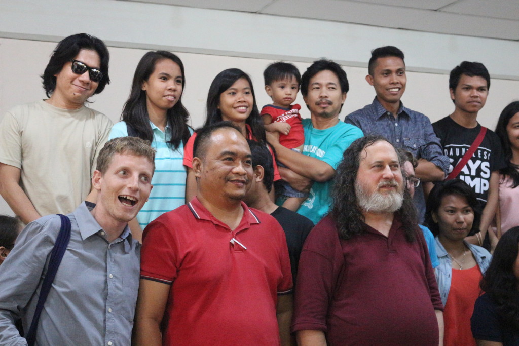 Richard Stallman (3rd from the left, bottom row) poses with the participants. 