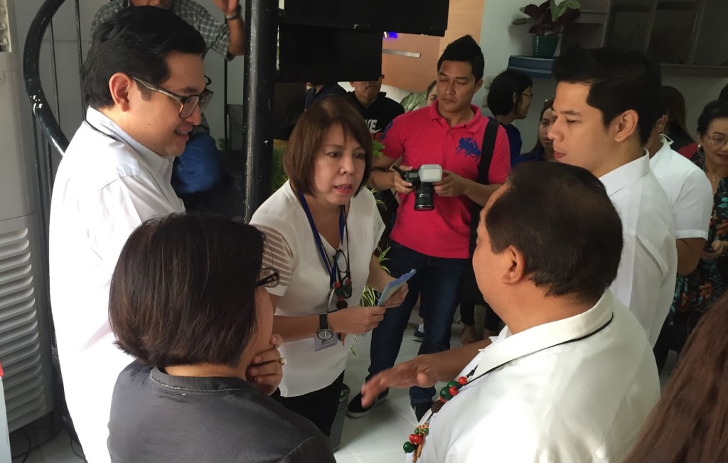 Sen. Paolo Benigno "Bam" Aquino, DTI-Bohol Provincial Director Nanette Arbon, Tagbilaran City Mayor John Geesnell "Baba" Yap, Bohol Governor Edgar Chatto and DTI-7 Regional Director Aster Caberte in a huddle after the blessing ceremony of the 2nd Negosyo Center in Bohol.
