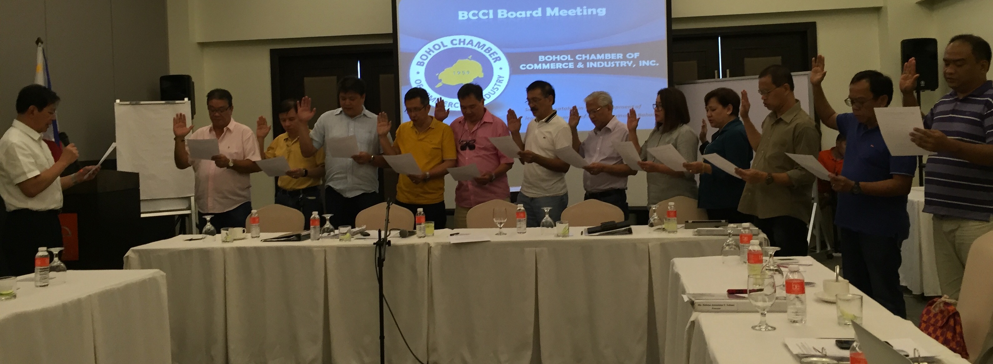 Senatorial candidate Panfilo Lacson (left) inducted the newly elected BCCI board of trustees.