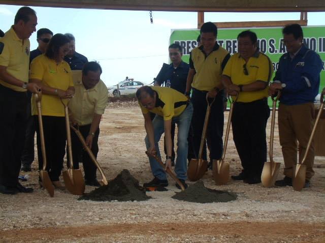 President Aquino buries the Panglao Airport time capsule eight months after the contractor Chiyoda-Mitsubishi joint venture accepted the 30 month duration of the project expected to bring 3 times more tourists to Bohol and elsewhere in the region. (rac/PIA-7/Bohol) 