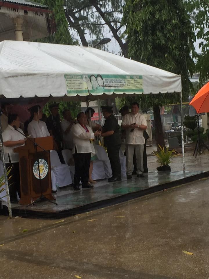 Gov. Edgar Chatto leads the Boholano officials in commemorating the 118th Independence Day anniversary in Bohol. After the commemorative mass, wreath laying and flag ceremonies, the Governor also led officials in releasing of doves to symbolize freedom. With him are BM Abeleon Damalerio, Mayor John Geesnell Yap, Administrator Alfonso Damaleio and BM Vincencio Arcamo. (rac/PIA-7/Bohol) 