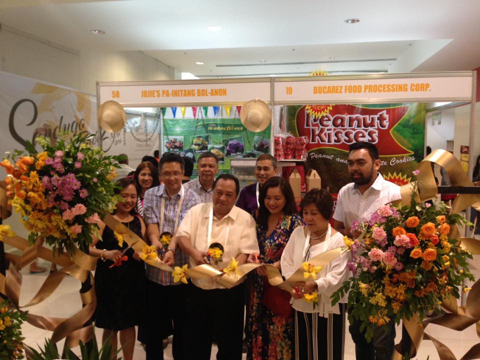 Gov. Edgar Chatto with Mayor Pureza Veloso-Chatto, DTI-7 RD Aster Caberte, OIC PD Maria Soledad Balistoy, BCCI President Albert Uy, BAHRR President Rommel Gonzales, and City Councilor Jojo Bompat who represented Mayor Baba Yap.