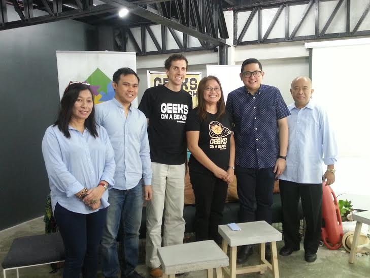 Sen. Aquino (2nd from right) with Geeks on a beach organizers. 