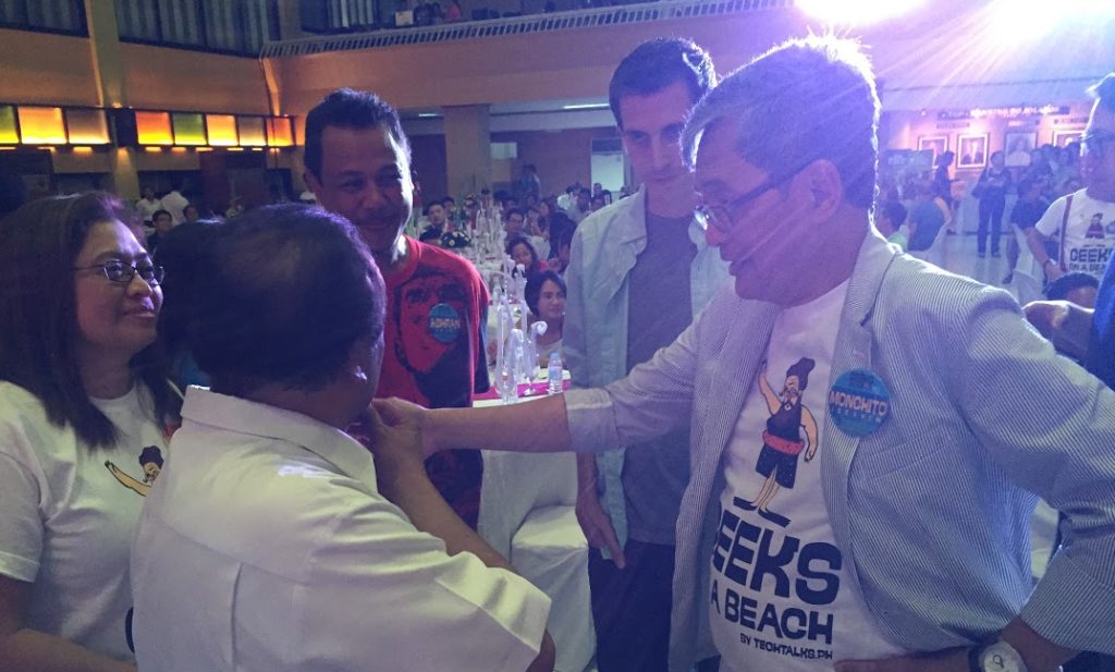 Mon Ibrahim of the DICT in a huddle with Gov. Chatto, Ms. Tina Amper, Dave Overton of Sym.ph and Ashran Dato' Ghazi, CEO of the Malaysian Global Innovation & Creativity Centre.