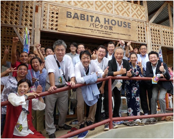 Former Japan Overseas Cooperation Volunteer (JOCV) Akiko Sugiyama (second to the right, in kimono) opens the Babita House in Dauis, Bohol, a support center for children and young adults with special needs. Officials from the Japan International Cooperation Agency, Kanagawa Prefecture in Japan, local governments of Tagbilaran City and Municipality of Dauis, and representatives from the Department of Trade and Industry and Bohol Investment Promotion Center attended the opening of the center.  